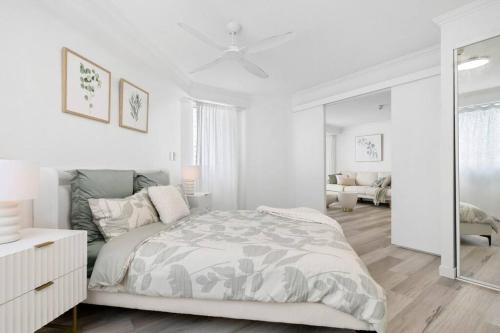 1 dormitorio blanco con 1 cama y sala de estar en 'Haven' Surfers Paradise en Gold Coast