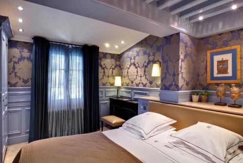 a bedroom with a bed and a desk at Hôtel du Château & Spa - Teritoria in Carcassonne