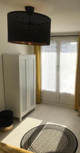 - un salon avec un tapis à l'étage dans l'établissement Tout en Élégance - Pont Rousseau (Nantes), à Rezé