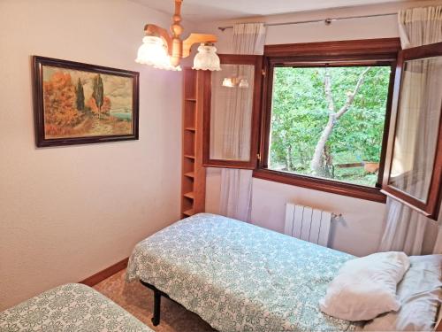 1 dormitorio con 2 camas y ventana en Villa Rural Cantabria, en Pechón