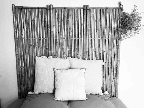 - un lit avec deux oreillers et une tête de lit en métal dans l'établissement Suite confort et évasion, à Saint-Chaptes