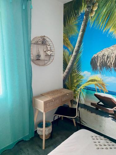 - une chambre avec un bureau et un palmier dans l'établissement Suite confort et évasion, à Saint-Chaptes