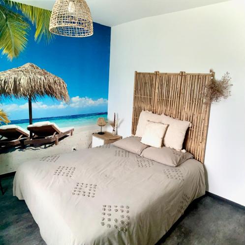 une chambre avec un lit et une vue sur l'océan dans l'établissement Suite confort et évasion, à Saint-Chaptes