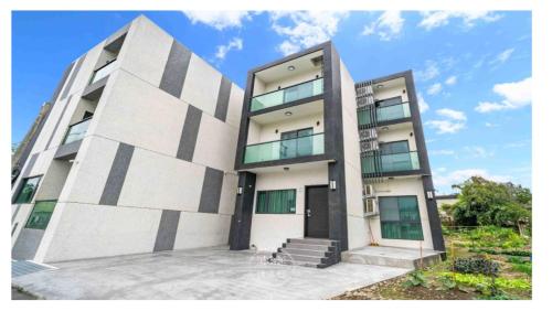 a building with a geometric design on it at 寵物友善-無門禁24小時進出-享受一下民宿-免費停車 in Chung-ho