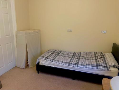 Легло или легла в стая в Private Room In Birmingham