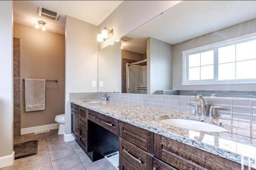 een badkamer met een wastafel en een toilet bij Best home with lake view in Edmonton