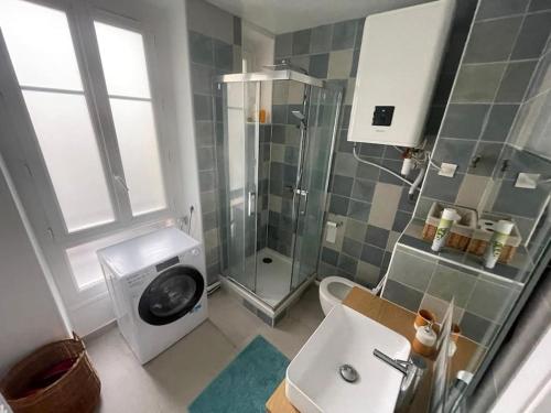 une salle de bain avec une douche, des toilettes et un lavabo dans l'établissement Cosy au centre de Paris, à Paris