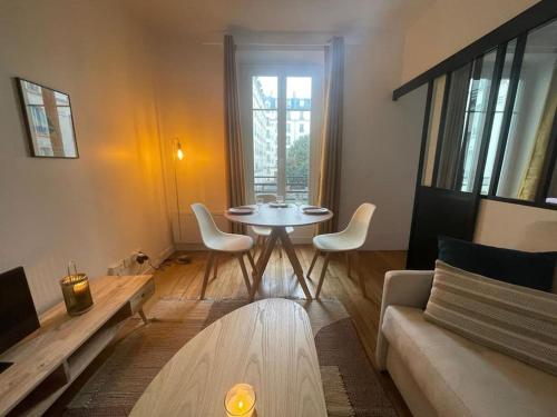 un salon avec une table et un canapé dans l'établissement Cosy au centre de Paris, à Paris