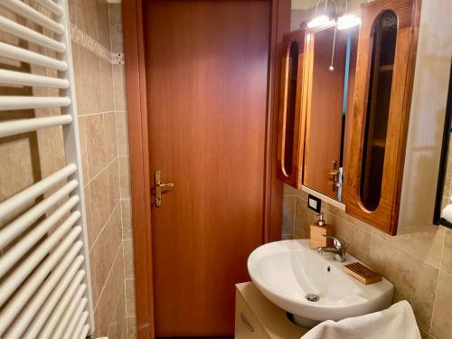 a bathroom with a sink and a mirror at Il Tramonto su Tivoli in Tivoli