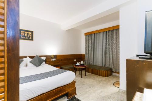 Ένα ή περισσότερα κρεβάτια σε δωμάτιο στο Sparrow Cherry Resort 2 min walk To MG Marg