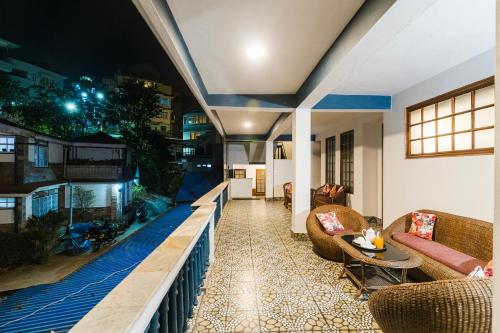 Χώρος καθιστικού στο Sparrow Cherry Resort 2 min walk To MG Marg