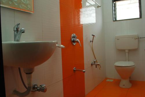 La salle de bains est pourvue d'un lavabo et de toilettes. dans l'établissement HOTEL GOLDEN PALACE PVT LTD, à Mumbai