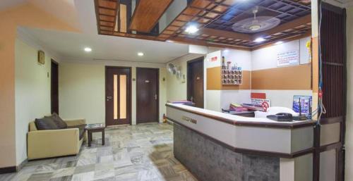 - un hall avec un bar dans une pièce avec un canapé dans l'établissement HOTEL GOLDEN PALACE PVT LTD, à Mumbai
