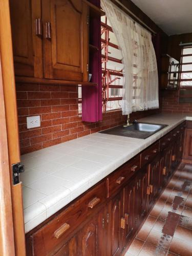 una cucina con piano di lavoro e lavandino di Mares a Tizimín