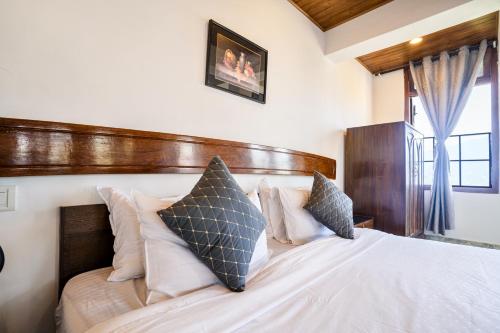 Ένα ή περισσότερα κρεβάτια σε δωμάτιο στο Sparrow Cherry Resort 2 min walk To MG Marg