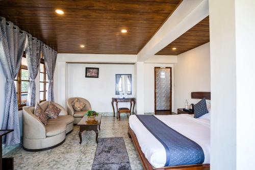 Ένα ή περισσότερα κρεβάτια σε δωμάτιο στο Sparrow Cherry Resort 2 min walk To MG Marg