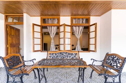 Χώρος καθιστικού στο Sparrow Cherry Resort 2 min walk To MG Marg