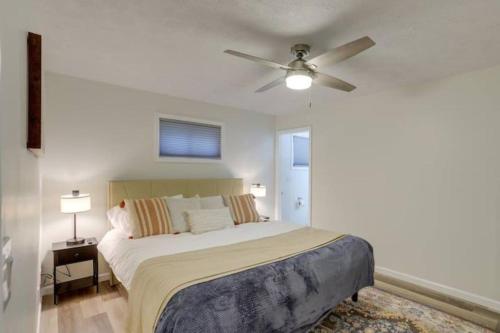 1 dormitorio con 1 cama y ventilador de techo en Huron Home minutes from Cedar Point Sports Center, and Lake Erie, en Huron