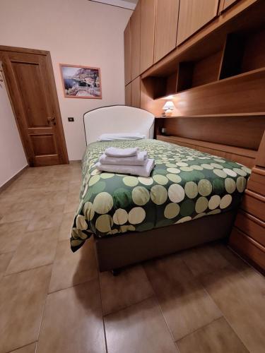 um pequeno quarto com uma cama num quarto em Casa Luciana ad un passo dalle Mura di Lucca parcheggio gratuito privato! em Lucca