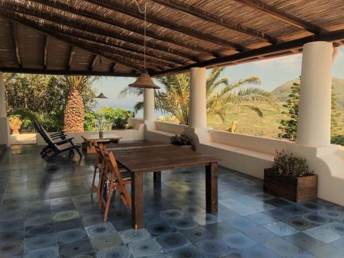 Μπαλκόνι ή βεράντα στο Case Quattrocchi - Giardino e Terrazzi con vista Panoramica sul Mare, Etna e Vulcano
