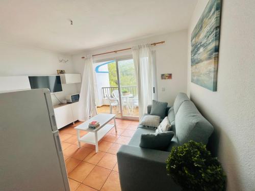 uma sala de estar com um sofá e uma mesa em Apartamento en Ibiza em Cala San Vicente