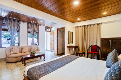 Ένα ή περισσότερα κρεβάτια σε δωμάτιο στο Sparrow Cherry Resort 2 min walk To MG Marg