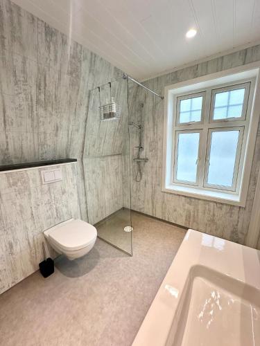 Ένα μπάνιο στο Stylish & Bright Penthouse - Office - 5 Star Location!