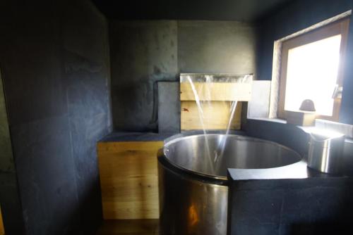 eine große Metallbadewanne im Bad mit Fenster in der Unterkunft le Cloumel in Combloux