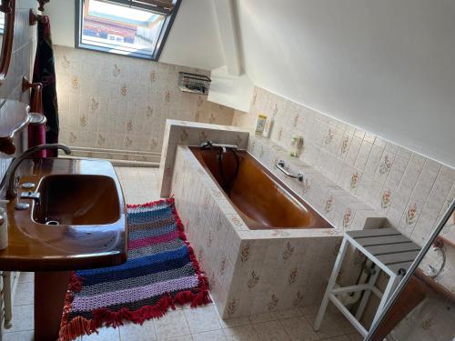 une salle de bain avec une baignoire et un lavabo dans l'établissement Proche plage port commerces et gare à 2h de Paris, à Fécamp
