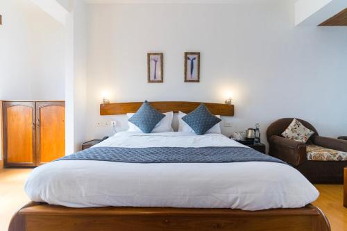 Ένα ή περισσότερα κρεβάτια σε δωμάτιο στο Sparrow Cherry Resort 2 min walk To MG Marg