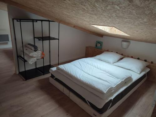 Bazoges-en-Paillers的住宿－Maison de bourg équipée à 20mn du Puy du Fou - 4 pers，一间卧室设有一张带天花板的大床