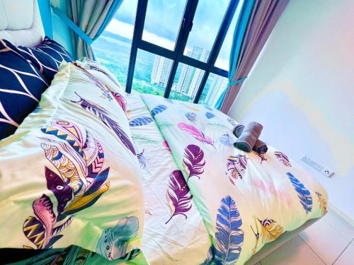 een bed in een kamer met een raam bij Legoland-Happy Wonder Love Suite-Elysia- Max8pax-with Garden-Pool view in Nusajaya