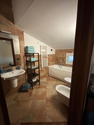 a bathroom with a tub and two sinks and a bath tub at Vespucci Rooms & Apartament Eliana in Florence