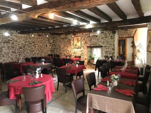 une salle à manger avec tables et chaises et nappes rouges dans l'établissement La Longre, à Cerisy-la-Forêt
