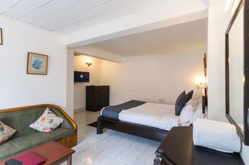Ένα ή περισσότερα κρεβάτια σε δωμάτιο στο Sparrow Cherry Resort 2 min walk To MG Marg