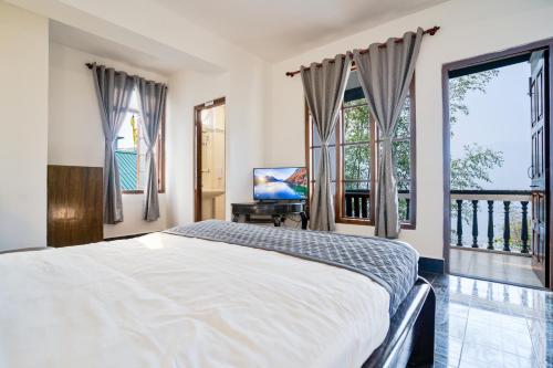 Ένα ή περισσότερα κρεβάτια σε δωμάτιο στο Sparrow Cherry Resort 2 min walk To MG Marg