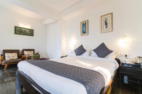 Ένα ή περισσότερα κρεβάτια σε δωμάτιο στο Sparrow Cherry Resort 2 min walk To MG Marg