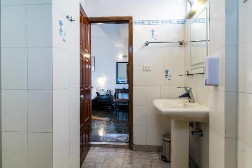 Ένα μπάνιο στο Sparrow Cherry Resort 2 min walk To MG Marg