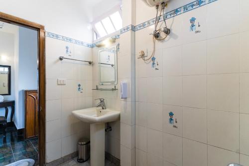 Ένα μπάνιο στο Sparrow Cherry Resort 2 min walk To MG Marg