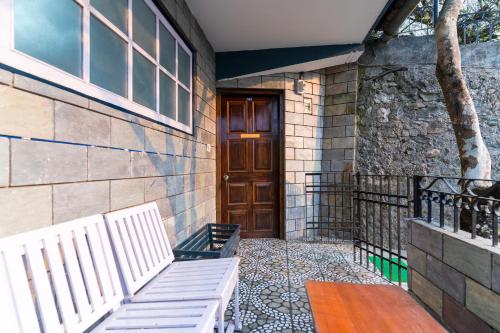 Μπαλκόνι ή βεράντα στο Sparrow Cherry Resort 2 min walk To MG Marg