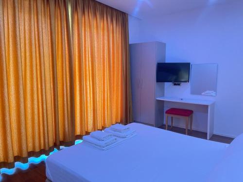 TV a/nebo společenská místnost v ubytování 3B Suites Boutique Hotel