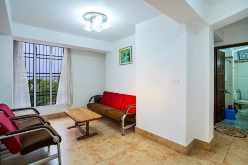 Χώρος καθιστικού στο Sparrow Cherry Resort 2 min walk To MG Marg