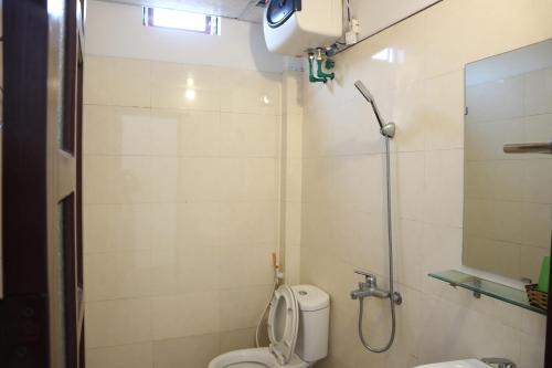 La petite salle de bains est pourvue d'une douche et de toilettes. dans l'établissement MÂY NÚI SA PA, à Sa Pa