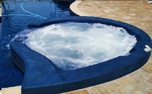a pool filled with snow in a blue tub at Ti Kaz Citro'Nel in Étang-Salé