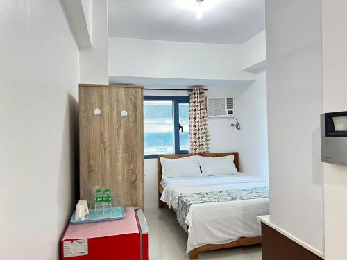 a small room with two beds and a window at Dreamy Sunset Bay in Manila