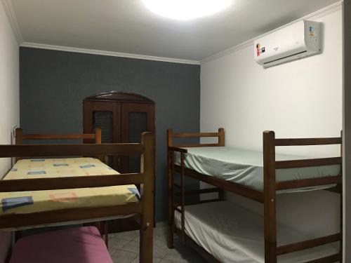 a room with two bunk beds in a room at Beach House Ocean in Bertioga