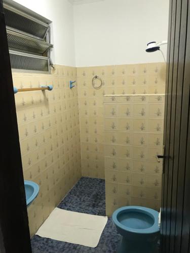 a bathroom with a blue toilet and a sink at Beach House Ocean in Bertioga