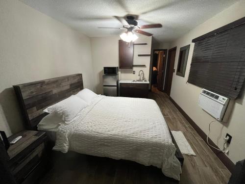 a bedroom with a bed and a ceiling fan at cozy studio apartment with private entrance and patio in Miami