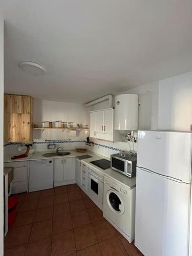 a kitchen with white appliances and a white refrigerator at Apartamento en Las Negras in Las Negras
