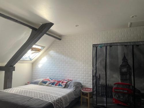 - une chambre avec un lit et un mur avec une horloge dans l'établissement Proche plage port commerces et gare à 2h de Paris, à Fécamp